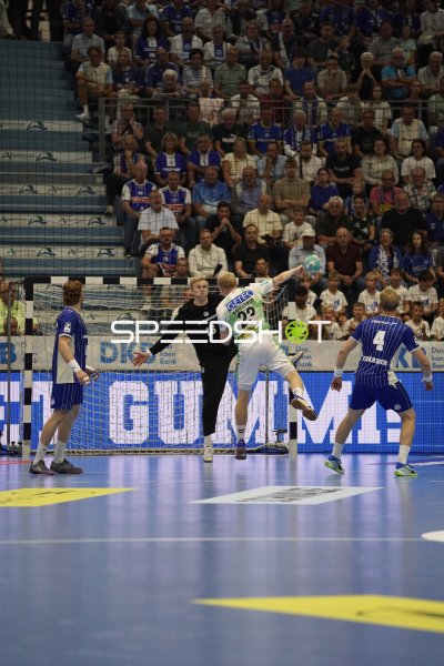 Magnus Saugstrup (#23; SC Magdeburg) beim Torwurf gegen Bertram Obling (#16; VfL Gummersbach)