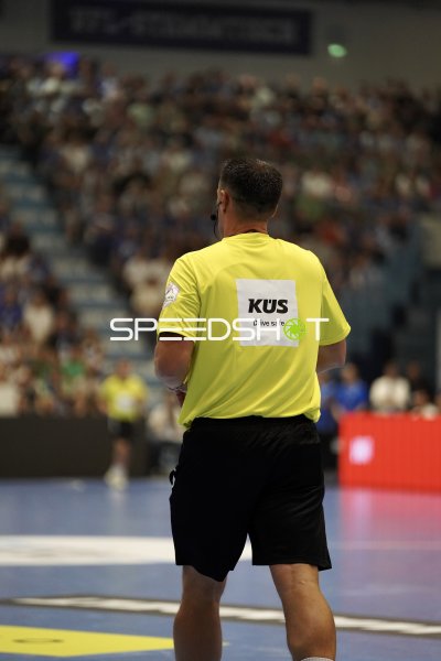 Schiedsrichter beobachtet das Spielgeschehen in der SCHWALBE arena
