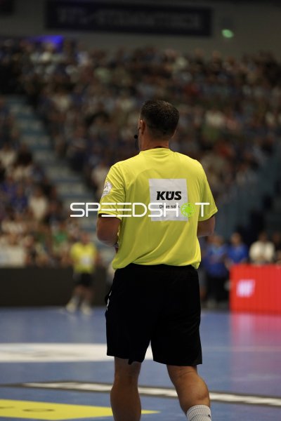 Schiedsrichter beobachtet das Spielgeschehen in der SCHWALBE arena