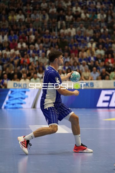 VfL Gummersbach Spieler mit Ball in der SCHWALBE arena