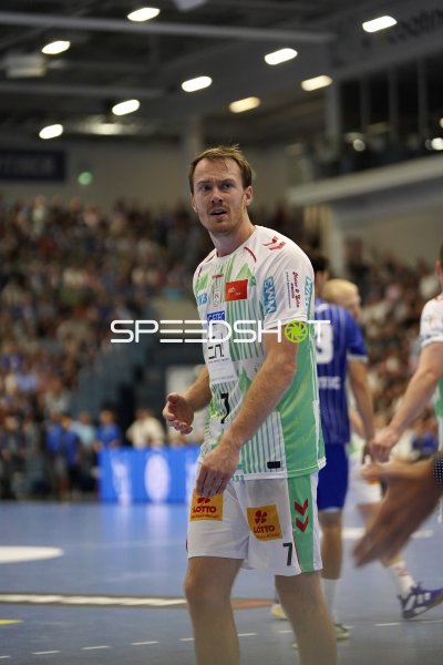 Felix Claar (#7; SC Magdeburg) beobachtet das Spielgeschehen