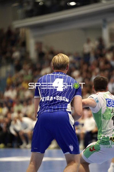 Ellidi Vidarsson (#4; VfL Gummersbach) im Zweikampf gegen SC Magdeburg