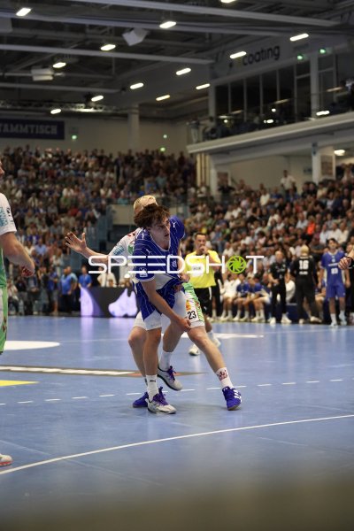 Nikola Roganovic (#23; VfL Gummersbach) im Zweikampf gegen SC Magdeburg