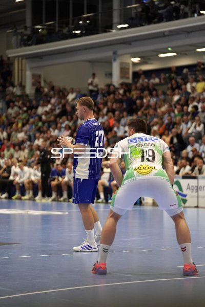 Kristjan Horžen (#27; VfL Gummersbach) im Duell mit Elvar Örn Jonsson (#19; SC Magdeburg)