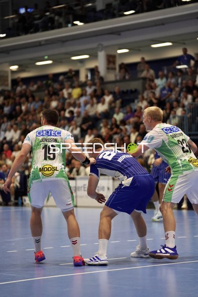 Elvar Örn Jonsson (#19; SC Magdeburg) und Magnus Saugstrup (#23; SC Magdeburg) im Zweikampf gegen Kristjan Horžen (#27; VfL Gummersbach)