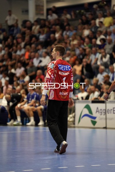 Dominik Kuzmanović (#1; SC Magdeburg) im Spielfeld der SCHWALBE arena