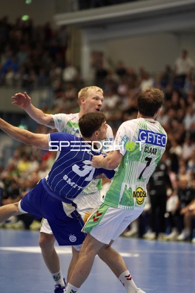 Felix Claar (#7; SC Magdeburg) im Zweikampf gegen VfL Gummersbach
