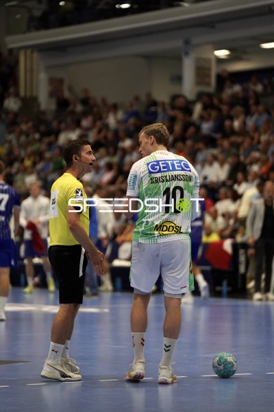 Gisli Thorgeir Kristjansson (#10; SC Magdeburg) im Gespräch mit dem Schiedsrichter