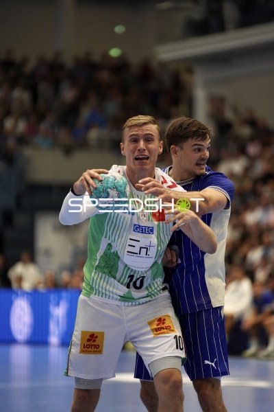 Gisli Thorgeir Kristjansson (#10; SC Magdeburg) im Zweikampf gegen VfL Gummersbach