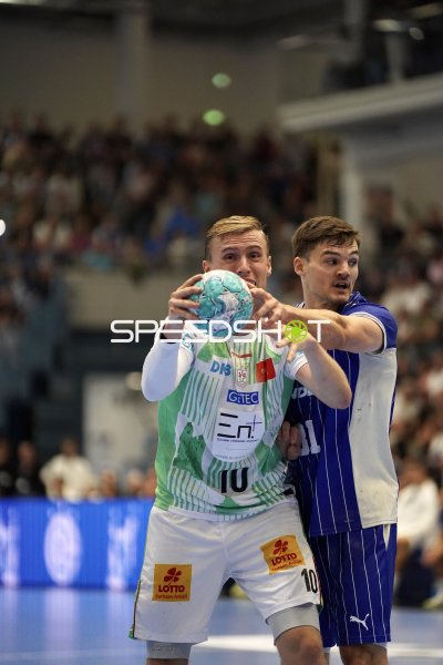 Gisli Thorgeir Kristjansson (#10; SC Magdeburg) im Zweikampf gegen VfL Gummersbach