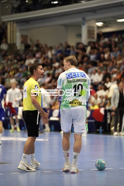 Gisli Thorgeir Kristjansson (#10; SC Magdeburg) im Gespräch mit Schiedsrichter