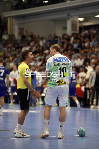 Gisli Thorgeir Kristjansson (#10; SC Magdeburg) im Gespräch mit dem Schiedsrichter