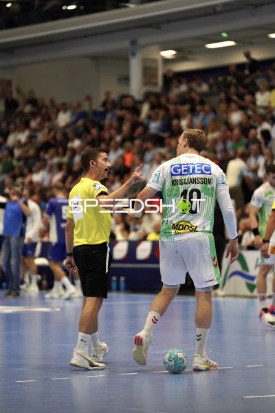 Gisli Thorgeir Kristjansson (#10; SC Magdeburg) im Gespräch mit dem Schiedsrichter