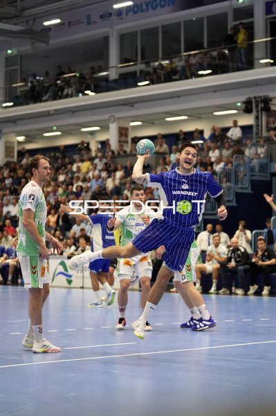 Ludvig Hallbäck (#20; VfL Gummersbach) beim Sprungwurf in der SCHWALBE arena