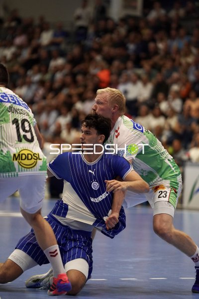 Magnus Saugstrup (#23; SC Magdeburg) im Zweikampf gegen VfL Gummersbach