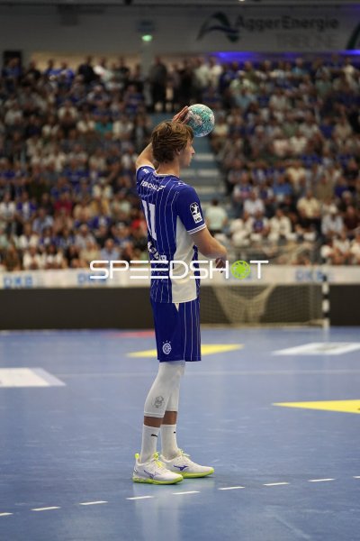 Mathis Häseler (#11; VfL Gummersbach) beim Einwurf in der SCHWALBE arena