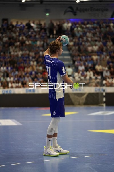 Mathis Häseler (#11; VfL Gummersbach) beim Einwurf in der SCHWALBE arena