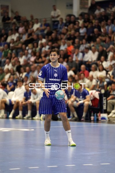 Ludvig Hallbäck (#20; VfL Gummersbach) mit Ball in der SCHWALBE arena