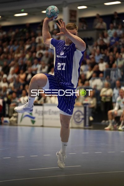 Kristjan Horžen (#27; VfL Gummersbach) beim Sprungwurf