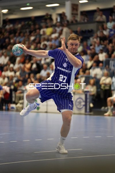 Kristjan Horžen (#27; VfL Gummersbach) beim Sprungwurf
