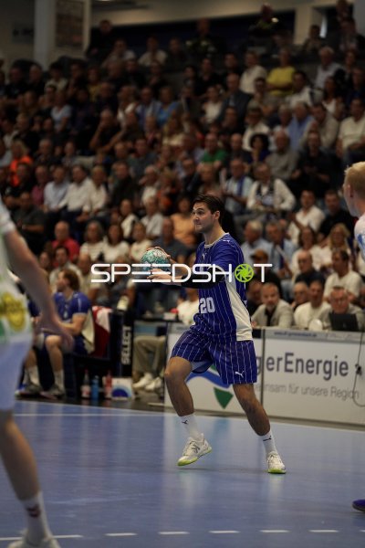 Ludvig Hallbäck (#20; VfL Gummersbach) mit Ball im Angriff