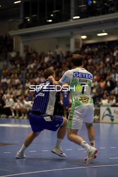 Felix Claar (#7; SC Magdeburg) im Zweikampf gegen VfL Gummersbach