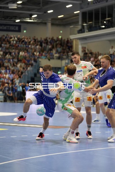 VfL Gummersbach im Angriff gegen SC Magdeburg in der SCHWALBE arena