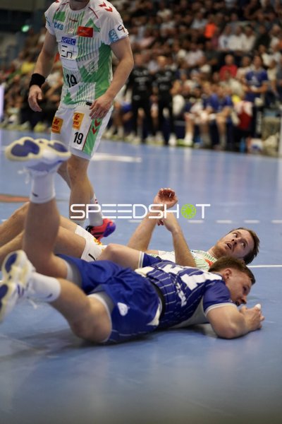 Elvar Örn Jonsson (#19; SC Magdeburg) im Zweikampf auf dem Boden