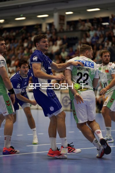 Lukas Mertens (#22; SC Magdeburg) im Zweikampf gegen VfL Gummersbach