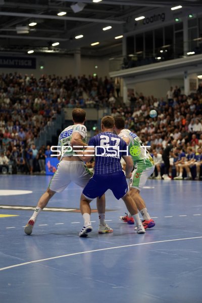 Kristjan Horžen (#27; VfL Gummersbach) im Zweikampf gegen SC Magdeburg