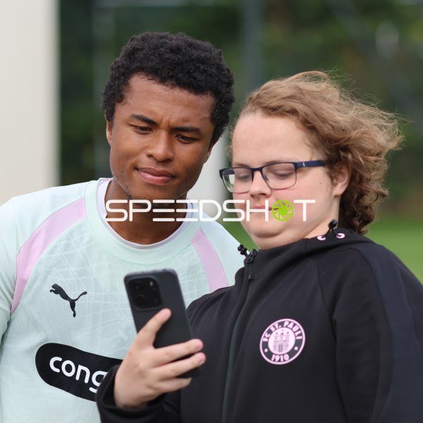 FC St. Pauli Spieler macht Selfie mit Fan am Trainingszentrum