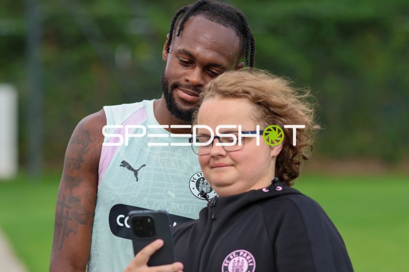 FC St. Pauli Spieler macht Selfie mit Fan am Trainingsgelände