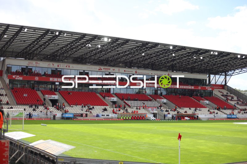 Stadion an der Hafenstraße – Haupttribüne vor dem Anpfiff
