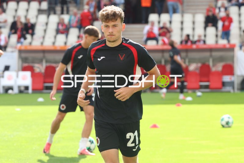 Lucas Wolf (#21; FC Viktoria Köln) beim Aufwärmen im Stadion an der Hafenstraße