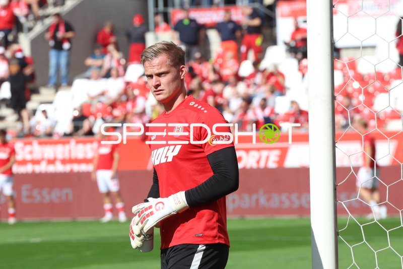 Jakob Golz (#1; Rot-Weiss Essen) am Tor konzentriert