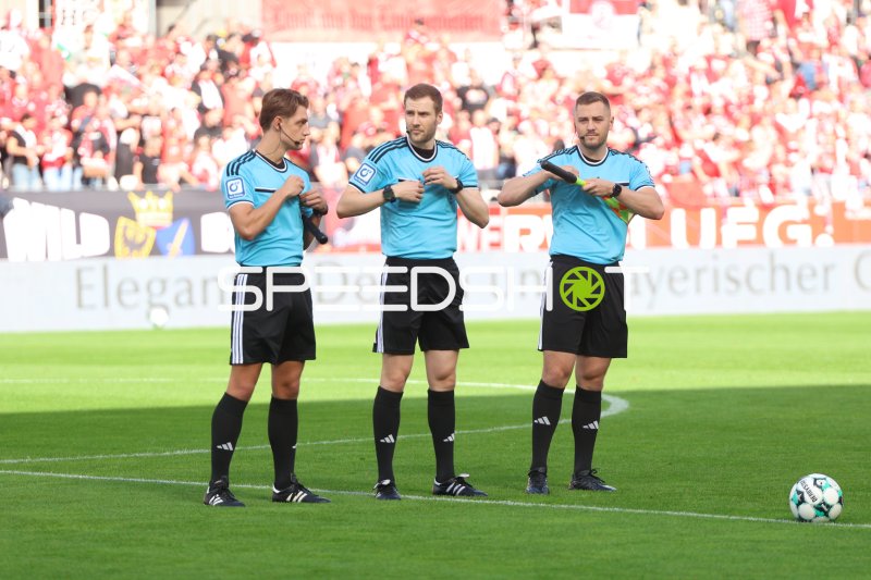 Schiedsrichter-Trio vor dem Anpfiff im Stadion an der Hafenstraße