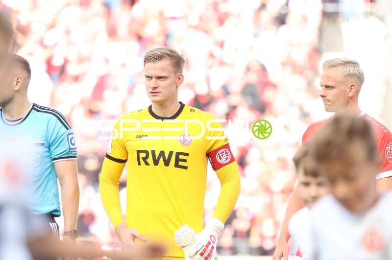 Jakob Golz (#1; Rot-Weiss Essen) vor dem Anpfiff im Stadion an der Hafenstraße
