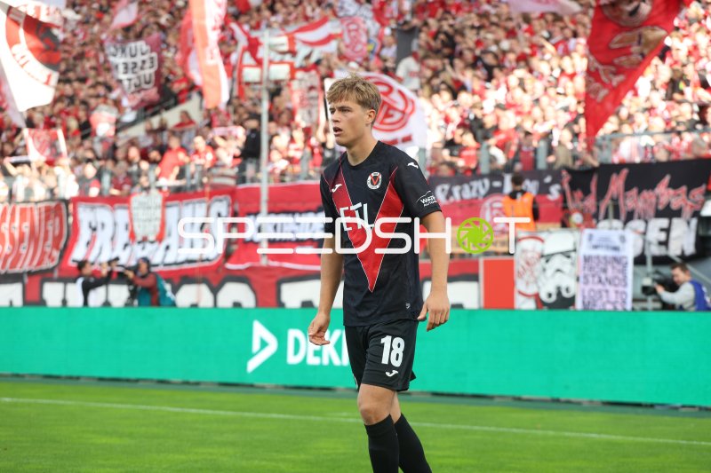 Tim Kloss (#18; FC Viktoria Köln) im Stadion an der Hafenstraße