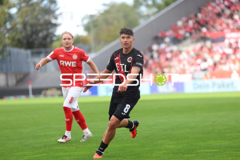 Taylan Duman (#4; FC Viktoria Köln) läuft im Stadion an der Hafenstraße