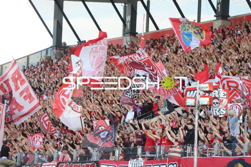 Rot-Weiss Essen Fans feiern in der Westkurve im Stadion an der Hafenstraße