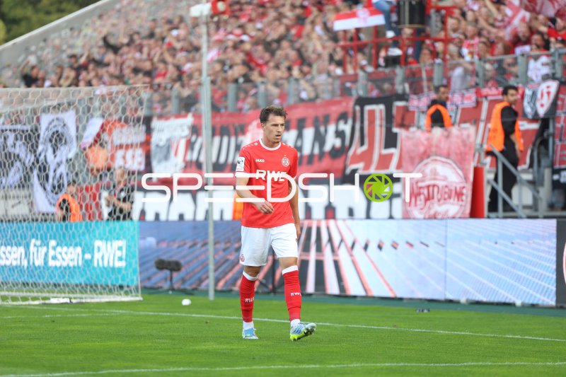Noah Pesch (Rot-Weiss Essen) im Spielgeschehen an der Hafenstraße