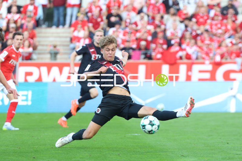 Tim Kloss (#18; FC Viktoria Köln) mit Schussversuch gegen Rot-Weiss Essen