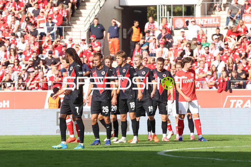 Freistoßmauer von FC Viktoria Köln mit Meiko Sponsel (#19) und David Otto (#10)