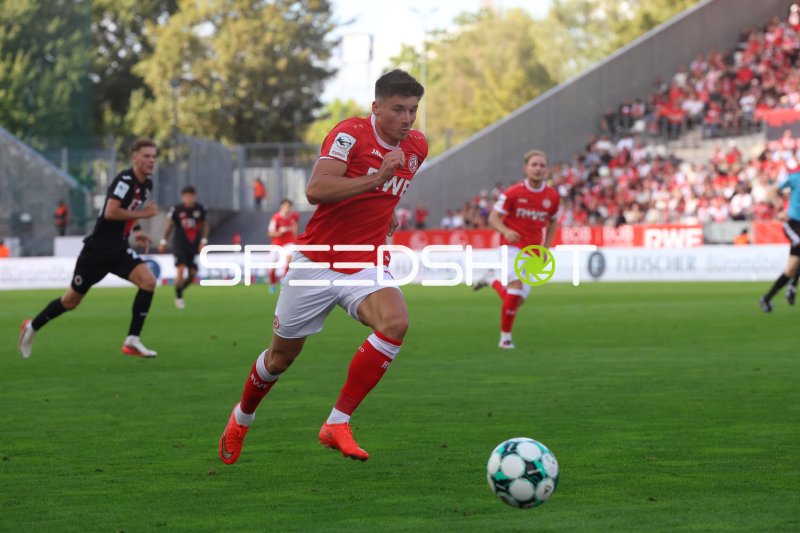 Semir Telalović (Rot-Weiss Essen) im Laufduell mit dem Ball