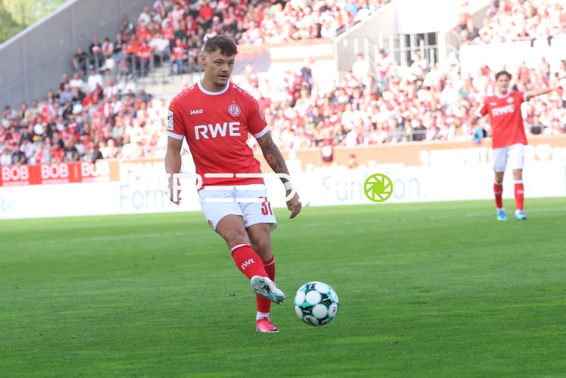 Jannik Hofmann (#37; Rot-Weiss Essen) am Ball im Heimspiel