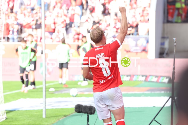 Tony Menzel (#8; Rot-Weiss Essen) jubelt vor den Fans