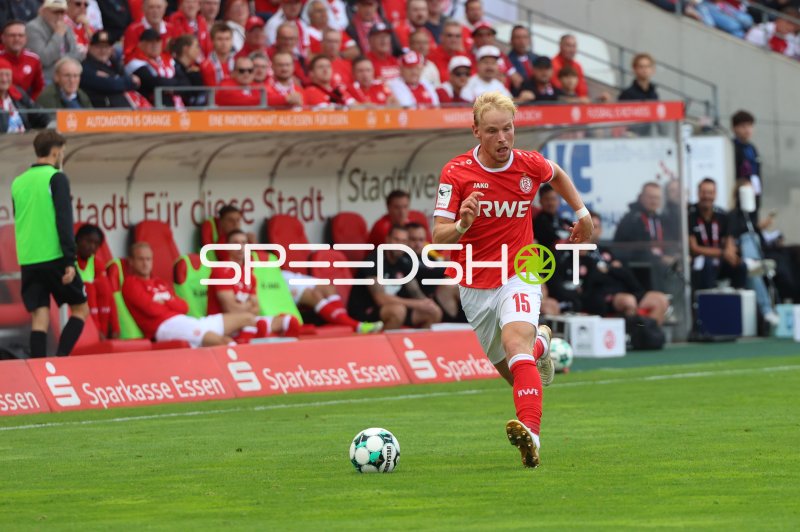 Ben Hüning (#15; Rot-Weiss Essen) am Ball im Heimspiel