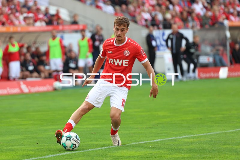 Marvin Obuz (#10; Rot-Weiss Essen) am Ball im Heimspiel