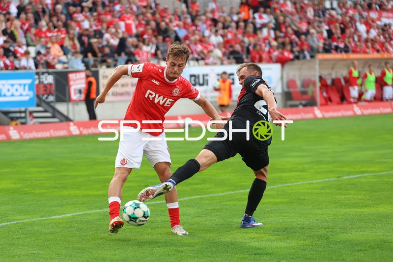 Marvin Obuz (#10; Rot-Weiss Essen) im Zweikampf gegen FC Viktoria Köln