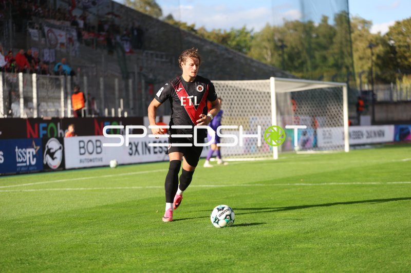 FC Viktoria Köln Spieler läuft auf den Ball zu